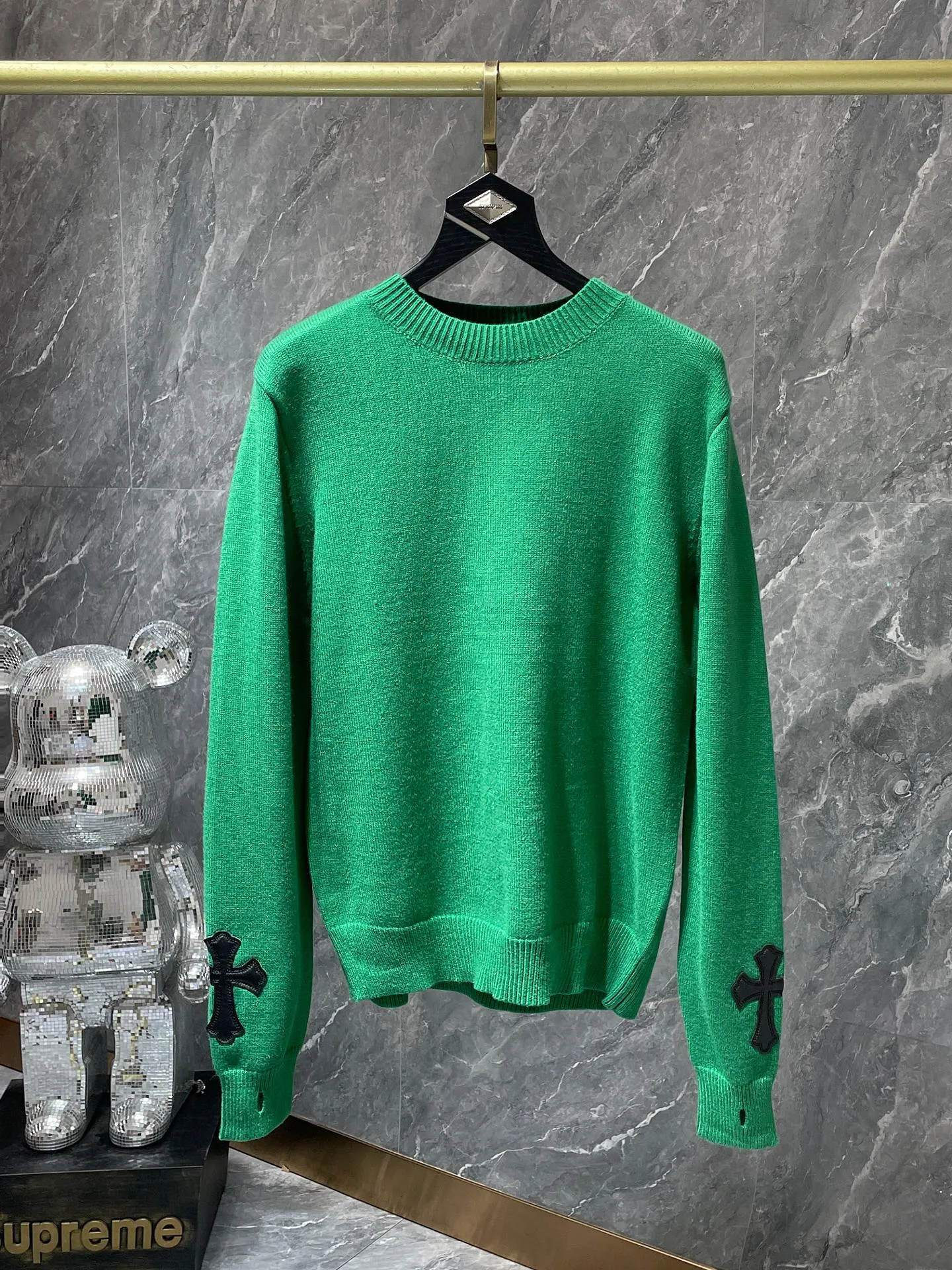 P236 Chrome Hearts 🍁Autumn and winter sweater series🍁 Three-dimensional jacquard on the back ➕ Leather opening process on the cuffs Selected high-quality wool blended knitted fabric Non-common version on the market Recommended colors: black gray white green